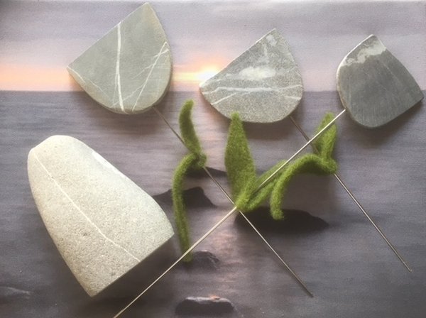 Blumenvase aus Stein mit Steintulpen